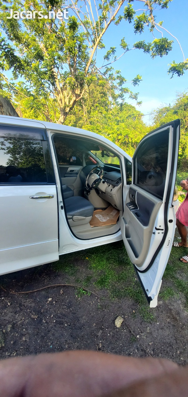 Toyota Noah 2,5L 2010-10