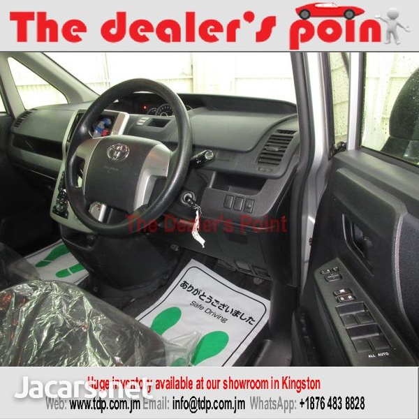 Toyota Noah 2,0L 2012-7