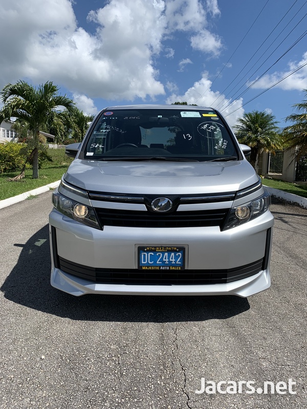 Toyota Voxy 2,0L 2016-1