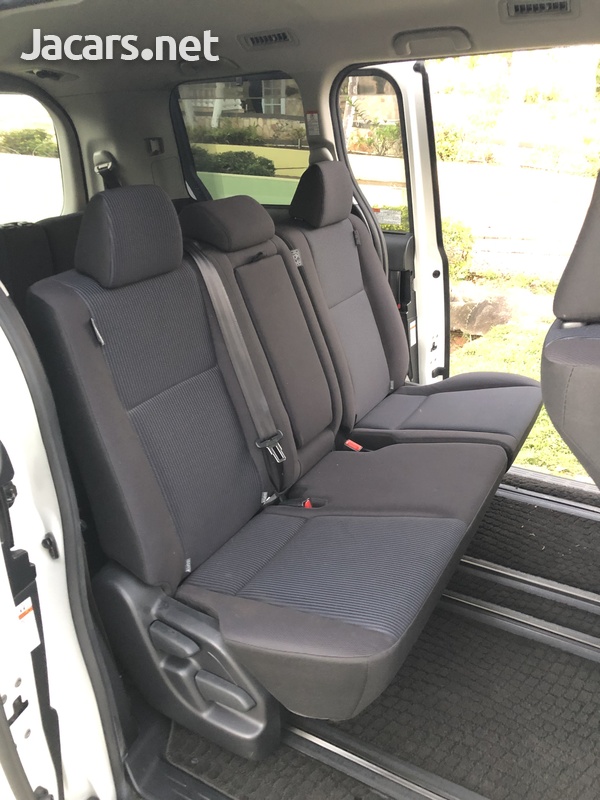 Toyota Noah 2,0L 2014-11