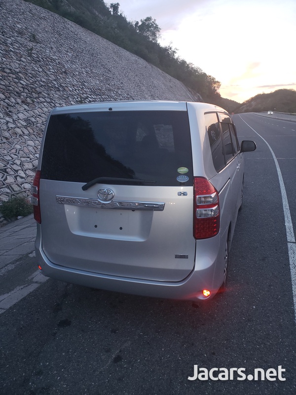 2013 Toyota Noah-2