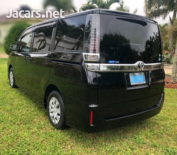 Toyota Voxy 2,0L 2017-6