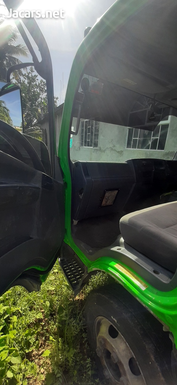 2011 Isuzu Truck-3