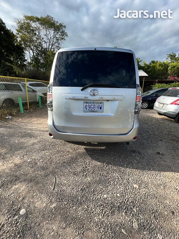Toyota Voxy 2,0L 2010-9