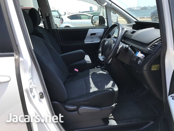 Toyota Voxy 2,0L 2013-9