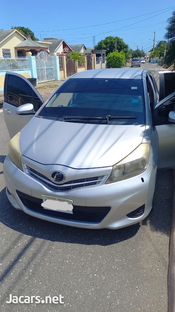 Toyota Vitz 1,0L 2012-1