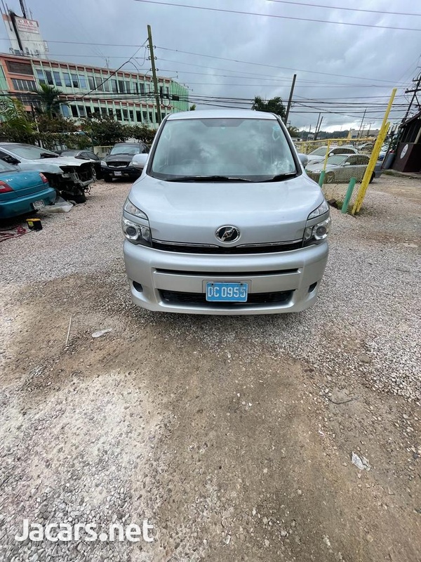 Toyota Voxy 2,0L 2013-1