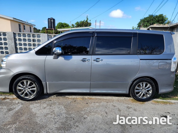 Toyota Voxy 2,0L 2013-4