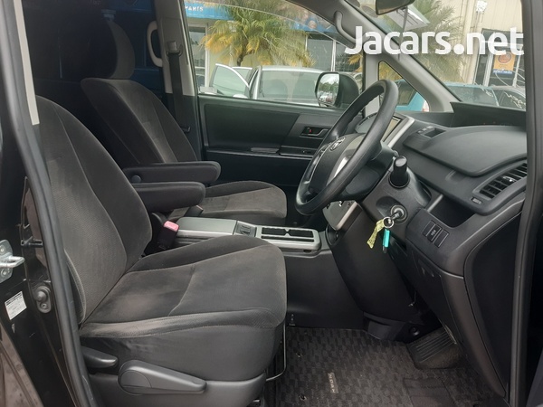Toyota Noah 2,0L 2012-6