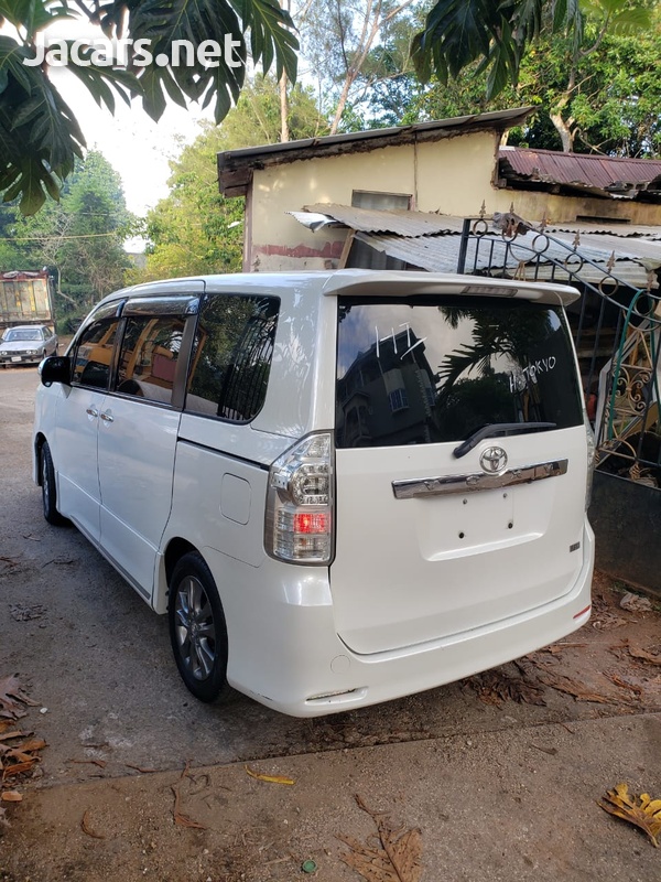 Toyota Voxy 2,0L 2012-6