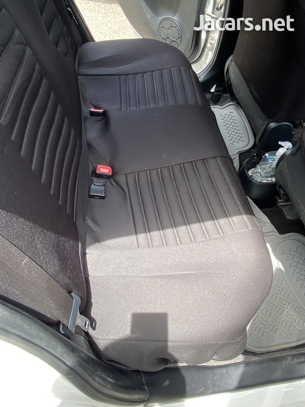 Toyota Vitz 1,5L 2013-6