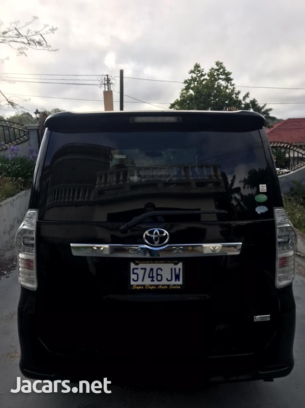 Toyota Voxy 2,0L 2011-4