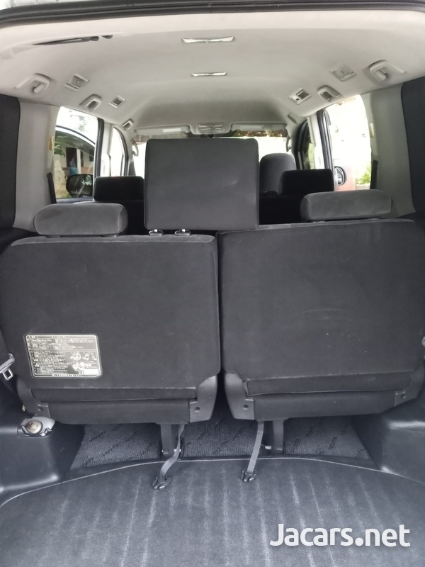 Toyota Voxy 2,0L 2010-5