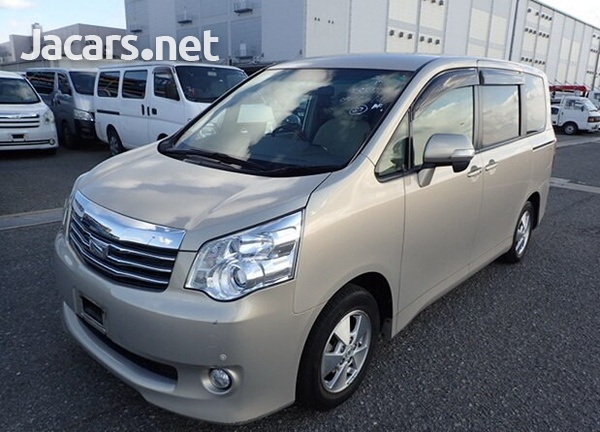 Toyota Noah 1,9L 2013-11