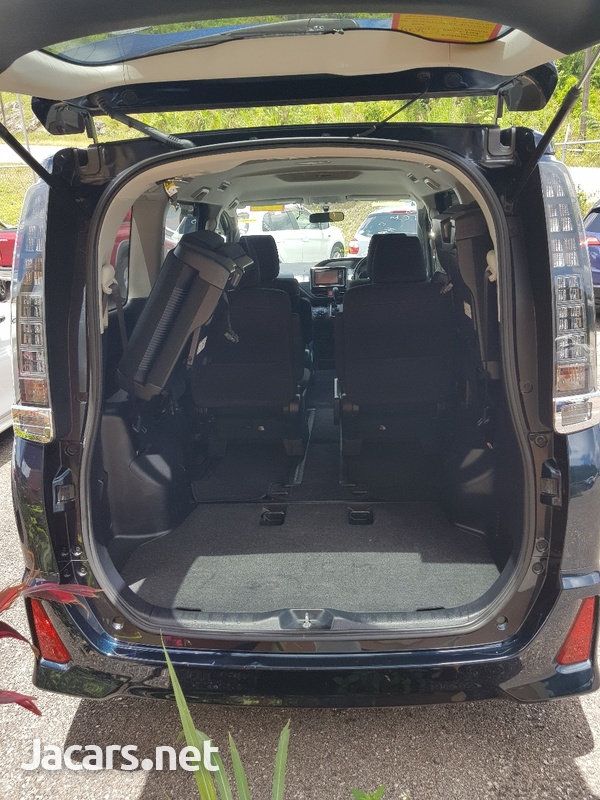 Toyota Voxy 2,0L 2014-9