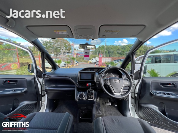 Toyota Noah 2,0L 2017-10