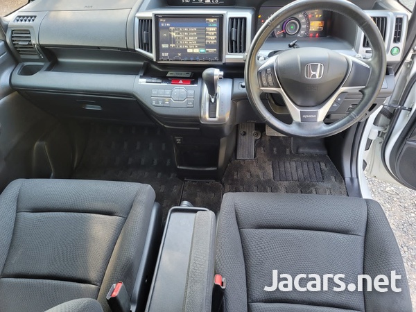 Honda Stepwgn Spada 2,0L 2013-4