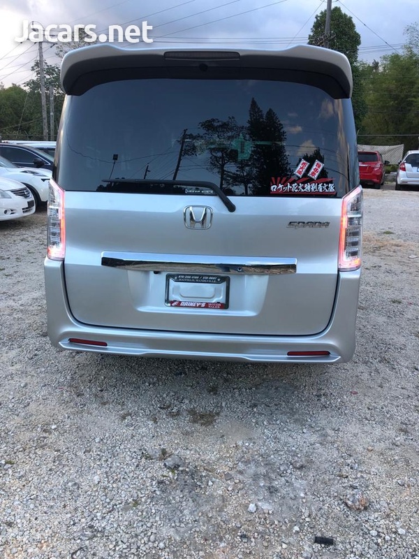 Honda Stepwgn Spada 2,0L 2013-5