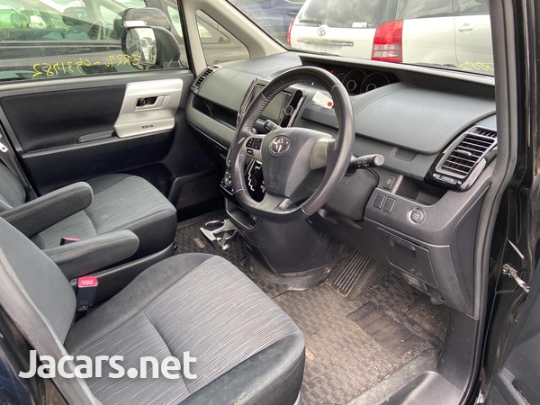 Toyota Noah 2,0L 2012-4