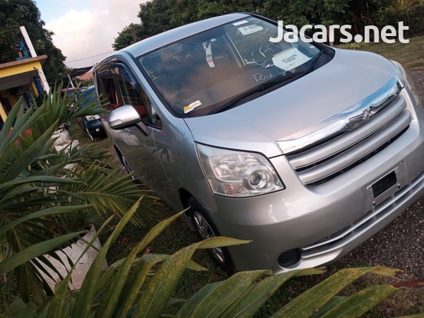 Toyota Noah 2,0L 2013-2
