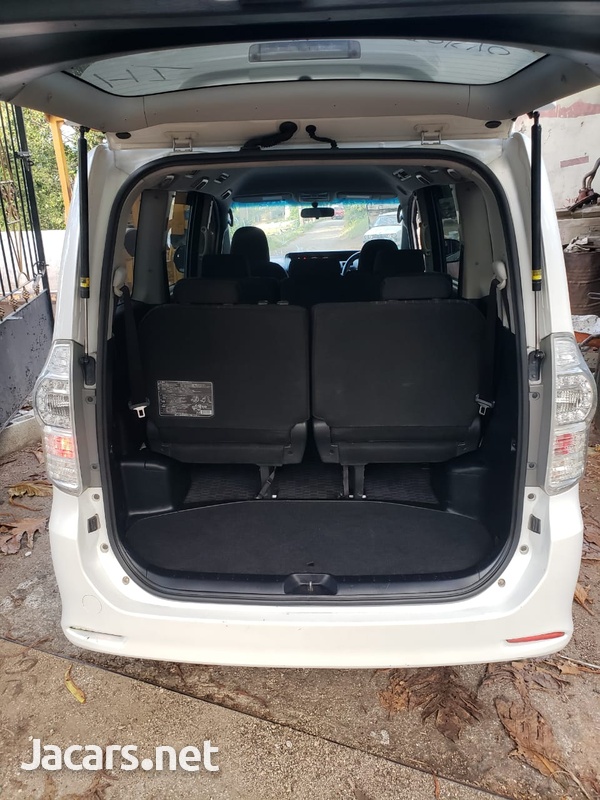 Toyota Voxy 2,0L 2012-5
