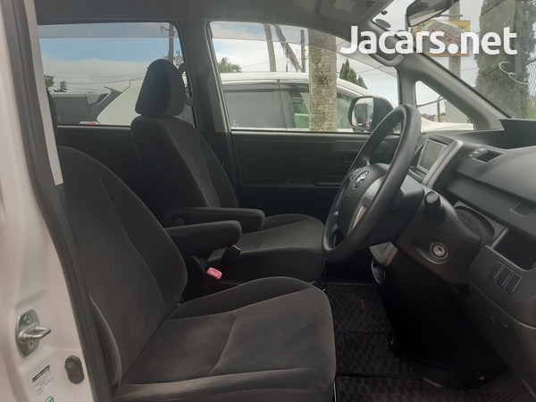 Toyota Voxy 2,0L 2013-6