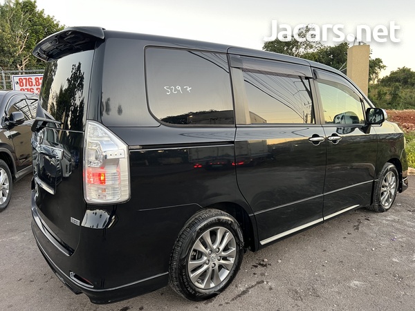 Toyota Voxy 2,0L 2013-4