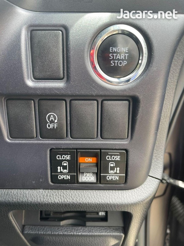 Toyota Voxy 2,0L 2014-8