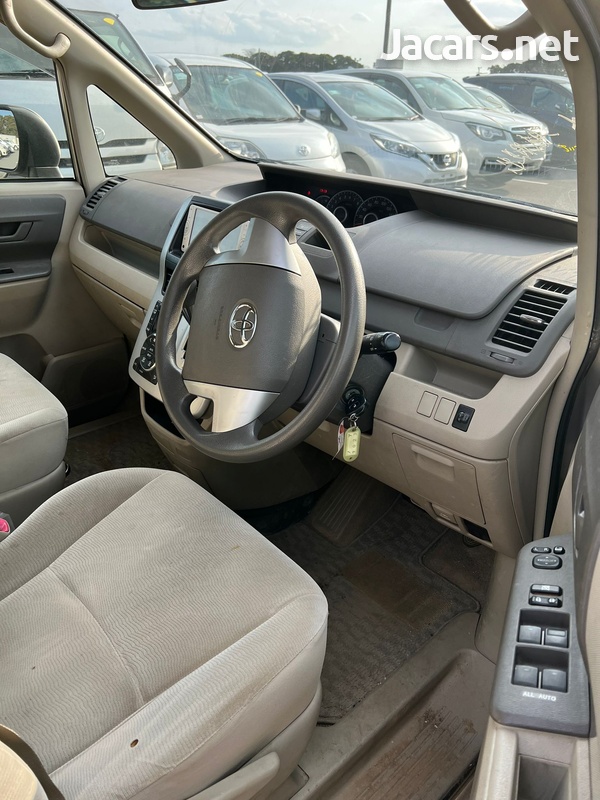 Toyota Noah 2,0L 2013-5