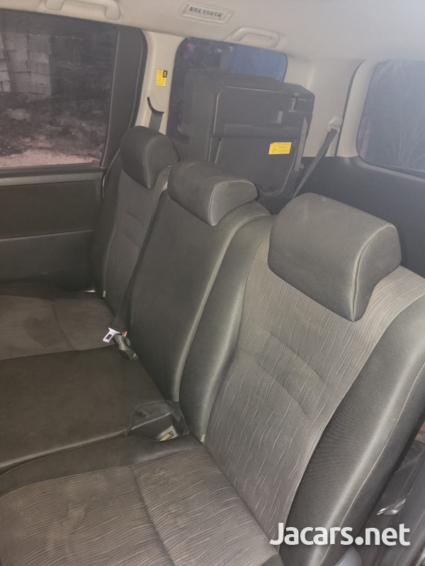 2010 Toyota Voxy-6