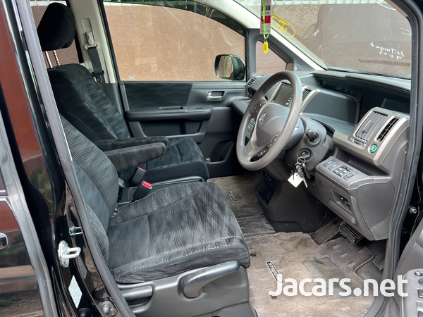 Honda Stepwgn 2,0L 2013-8