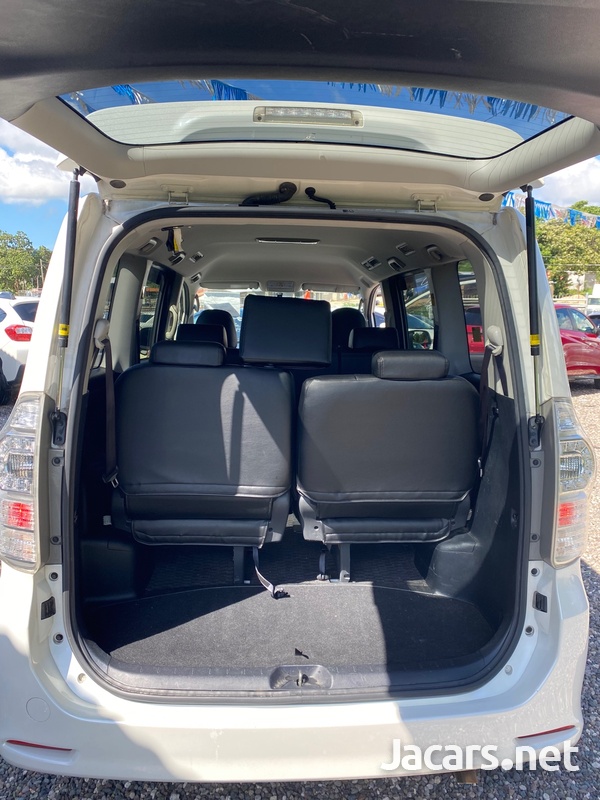 Toyota Voxy 2,0L 2013-8