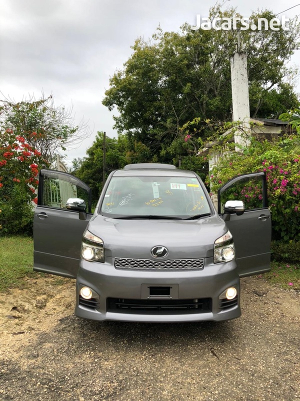 Toyota Voxy 2,0L 2013-4