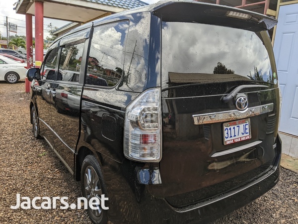 Toyota Voxy 1,9L 2013-8