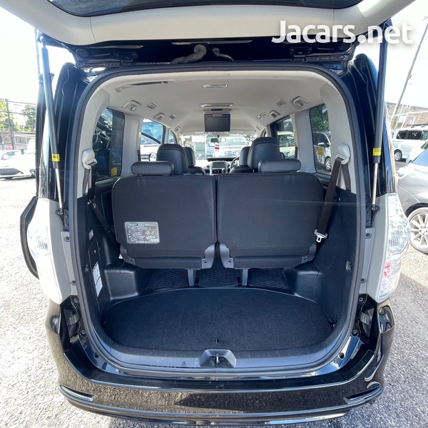 Toyota Voxy 2,0L 2013-6