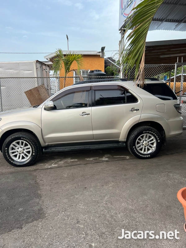 Toyota Fortuner 2,7L 2014-10