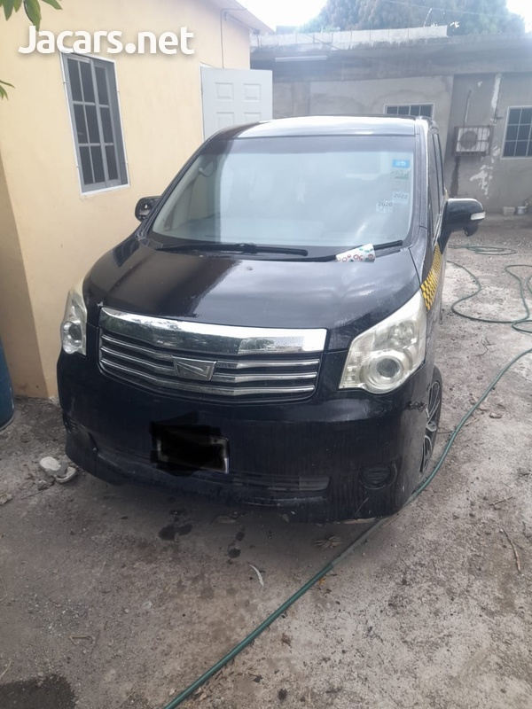 Toyota Noah 2,0L 2012-1