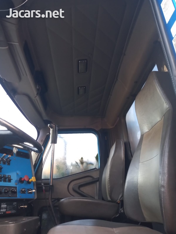 9100 International day cab-4