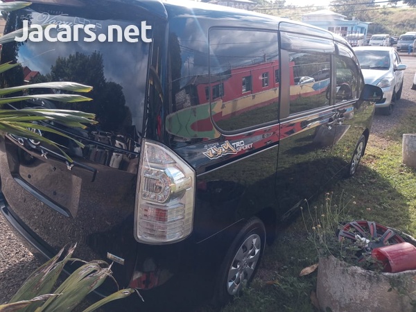 Toyota Voxy 2,0L 2013-5
