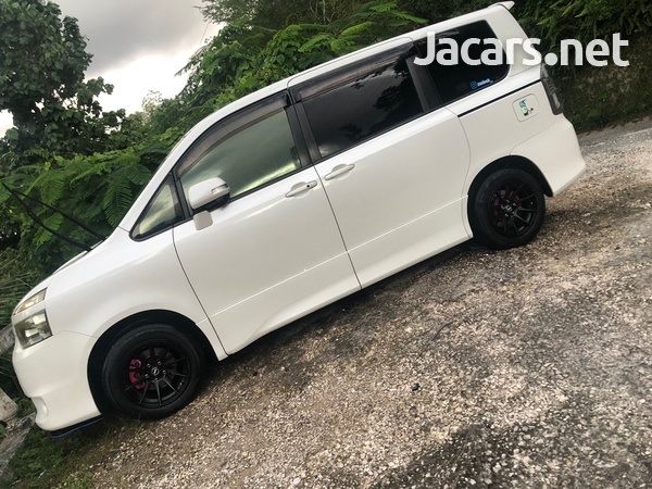 Toyota Voxy 2,0L 2010-5