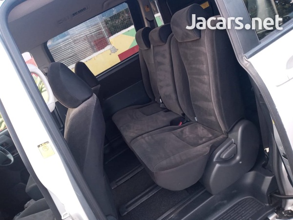 Toyota Noah 2,0L 2013-6