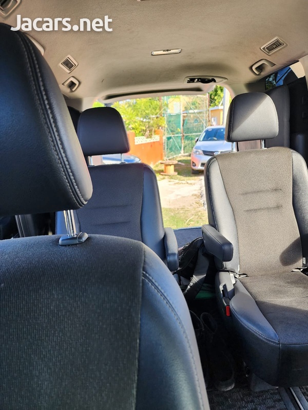 Toyota Voxy 2,0L 2013-8