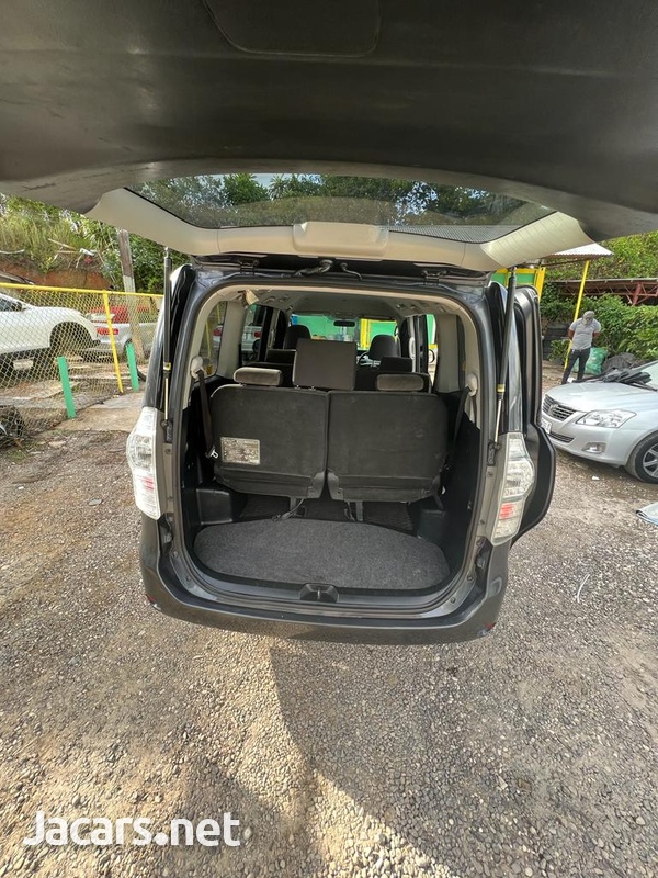 Toyota Voxy 2,0L 2010-7