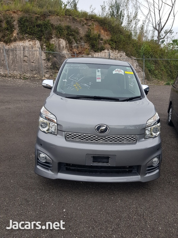 Toyota Voxy 2,0L 2013-1