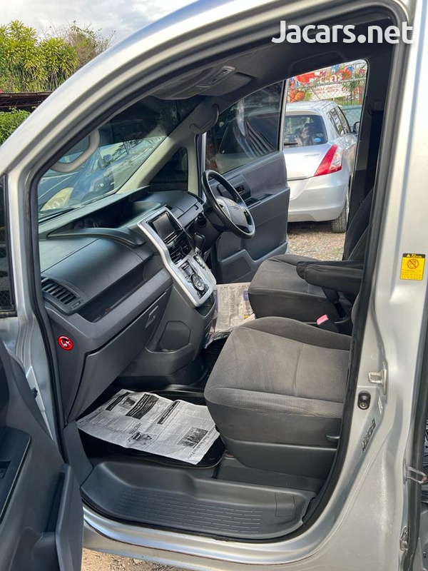 Toyota Voxy 2,0L 2010-6