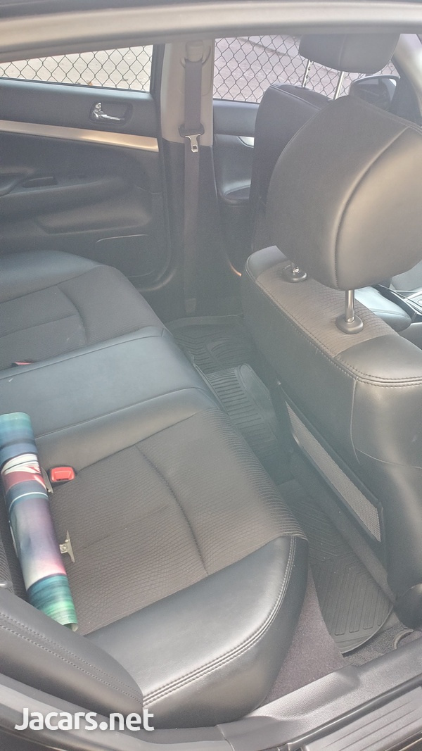 Nissan Skyline 2,5L 2013-1