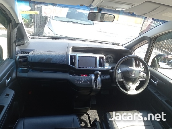 Toyota Voxy 2,0L 2012-6