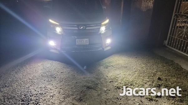 Toyota Voxy 2,0L 2014-2