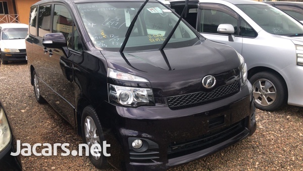 Toyota Voxy 2,0L 2013-1