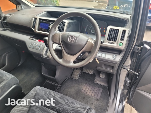 Honda Stepwgn 2,0L 2013-4